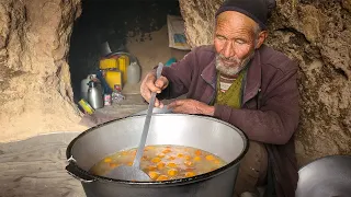 Old Lovers Local Pulao with Naan recipe with guests | Village life Afghanistan in a cave
