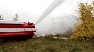 Специальная пожарная машина тушит пожар