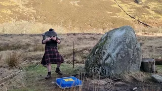99kg (218lbs) Saddlin Mare stone to shoulder. Scottish natural stone lifting.