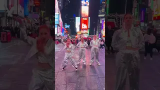 Marie Poppins and @FemmeFataleDance members dance JEFE by Daddy Yankee in Times Square 🗽