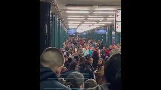 Киев, мирные жители спасаются в метро от обстрелов российских террористов 10 октября 2022