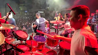 Erikin Batera tocando com Banda Som e Louvor