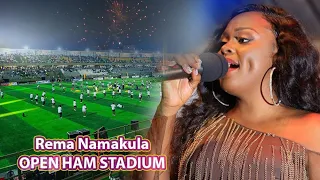 Eddy Kenzo ne Rema Namakula Bayimbye  Ku Stage emu Nakivubo stadium, Naye Rema adduse nalekawo Kenzo