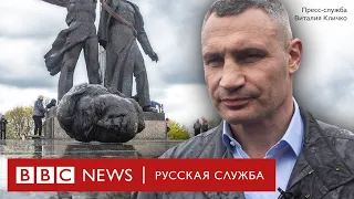 В Киеве начался снос памятника Дружбы народов | Новости Би-би-си