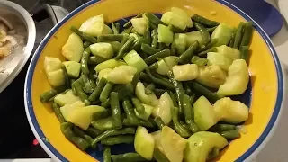Теплый салат из кабачков с зеленой фасолью