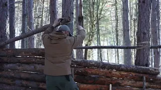 SURVIVOR SHELTER BUILDINGS DEEP IN THE WILDERNESS. PRIMITIVE TECHNOLOGY. BUSHCRAFT SKILLS