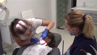 Осмотр зубов у детей в клинике Hellas Dental