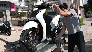 Unboxing HONDA SH150 white scooter 2024