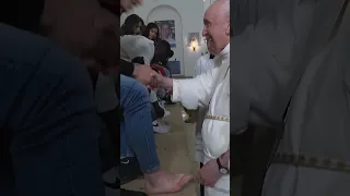 Pope Francis washes feet of young detainees at Holy Thursday Mass