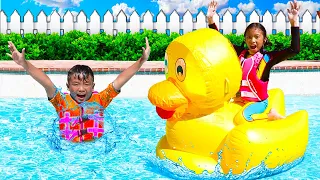 Wendy va a la PISCINA y juega con su GIGANTE INFLABLE de pato amarillo | JUGUETES Y INFLABLES