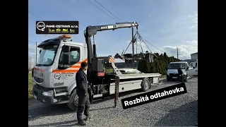 2. Rozbitá odtahovka s vlekem.