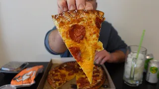 ASMR EATING SOUNDS  😋      LITTLE CAESARS.   PIZZA  PIZZA 🍕