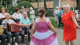 Танцуем и Поём под гармошку у входа в ГОМЕЛЬСКИЙ Парк... Лето ...2022года....💃💃💃👍👍👍