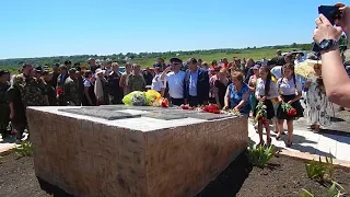 Возле восстановленного мемориала конникам в посёлке Чернухино ЛНР.