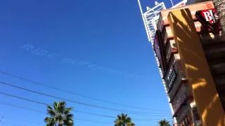 Надписи в небе в Лос Анджелесе