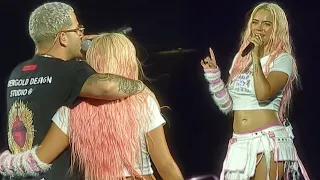 KAROL G Deja que un HOMBRE GUAPO Interrumpa su CONCIERTO y ¡Todas las Chicas se volvieron LOCAS!