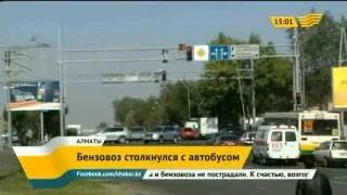 В Алматы бензовоз столкнулся с автобусом