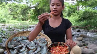 Wow! watering mouth with Raw shrimp vs Hot chili sauce This seafood tasty I like to eat