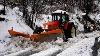 Super Neve tra Marche e Abruzzo,disastro metereologico su Ascoli e Teramo. Spazzaneve