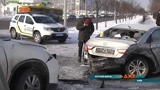 Потрійна аварія в Києві: авто полетіло, як шайба на кризі