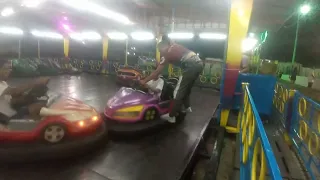 brincando de carrinho de bate-bate com os amigos 😂😂😂