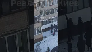 В Киеве мужчина угрожал сбросить ребенка с балкона.
