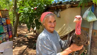 ELA VIVE NA SUA CASA DE LATA SEM ENERGIA E SEM ÁGUA