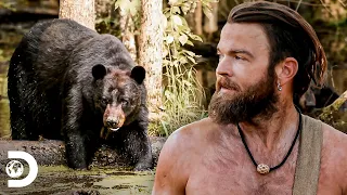 Um urso se aproxima do abrigo de Jeff e Steven | Largados e Pelados: A Tribo | Discovery Brasil