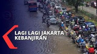 Dikepung Banjir, Lansia Ini Memanjat Dinding Untuk Evakuasi Diri