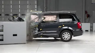 2014 Chrysler Town & Country driver-side small overlap IIHS crash test