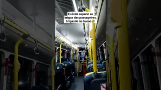 Separando as brigas das passageiras dentro ônibus no estilo