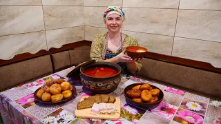 We prepare traditional Ukrainian borscht in the village. Apple juice for the winter.