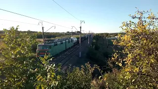 Электровоз ВЛ80С-899 с грузовым поездом