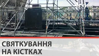 У Маріїнському парку встановили сцену на місці зруйнованого пам'ятника