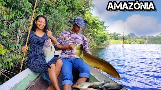 RIBEIRINHOS PESCANDO e FAZENDO uma CALDEIRADA no meio da SELVA na Amazônia