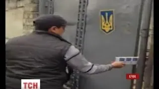 Кримські татари годують забарикадованих українських військових в Бахчисараї