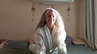 Супер!!! Девушка в халате делает гимнастику. Super!!! A girl in a bathrobe does gymnastics.