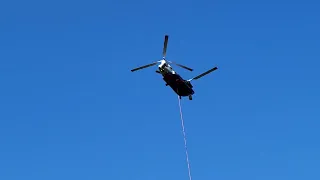 Coulson Aviation Chinook landing at  helibase Cedar Creek Fire 2022