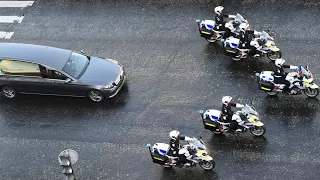 Le cortège funéraire de Johnny Hallyday descend les Champs-Élysées