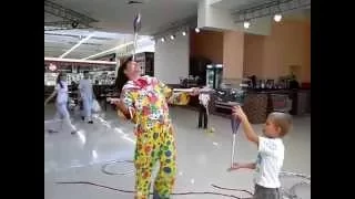 Клоун жонглирует и играет с детьми в ТЦ