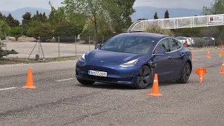 Tesla Model 3 2019 - Maniobra de esquiva (moose test) y eslalon | km77.com