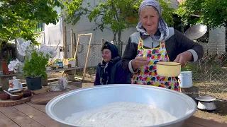 VIDA RURAL NO CAMPO | COLHEITA DE AMOREIRA NA ALDEIA | AVÓ CAUCASIANA COZINHANDO HALVA