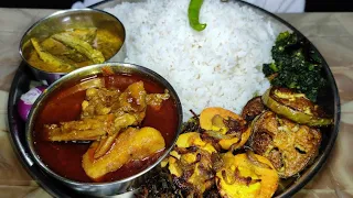 EATING LAL LAL MURGIR JHOL,FISH CURRY, FRIED EGGS, BENGAN FRY, SAAG WITH RICE *BENGALI FOOD MUKBANG*