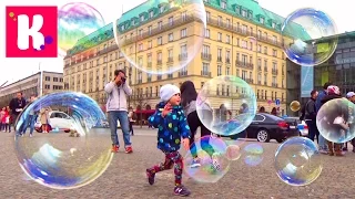 Katy and soap bubbles in Berlin