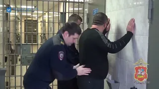 В Дмитрове полицейские задержали троих мужчин, которые заставили  снять деньги с карты под угрозой
