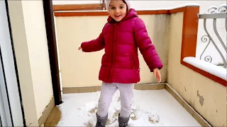 BATTAGLIA PALLE DI NEVE IN BALCONE tra Alyssa e Silvia