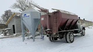 Завезення кормів на свинокомплекс.