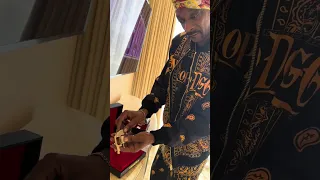 Snoop Unboxing Our 38 Special Pendant #snoop #snoopdogg #kingice #hiphop #jewelry