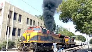 Las locomotoras ECO de Kansas, imprudencia en el cruce y migrante abordando el tren