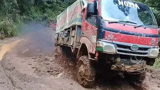 4x4 Truk Toyota Dyna Dan Mitsubishi Canter Di Kubangan Lumpur - Perjalan Truk 4x4 Di Trans Sulawesi